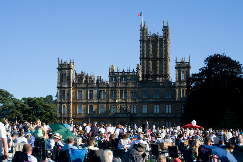 Chateau de Highclere et les gens venant picniquer avant le concert...