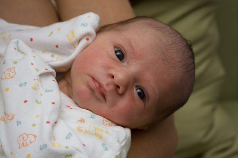 Oscar dans les bras de sa maman...