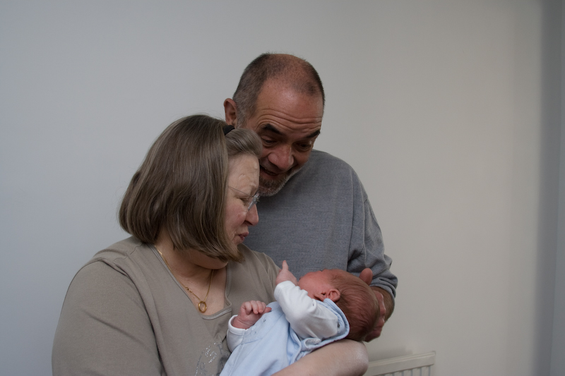 Grand-parents avec Oscar... Grand échange de sourires...