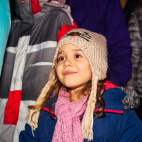 Samoens - 24 December 2014 / Alana fascinated by the street performance